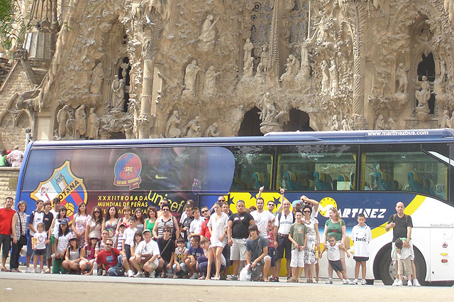 El autobus solidario de la Trobada, en Barcelona, delante de la Sagrada Familia