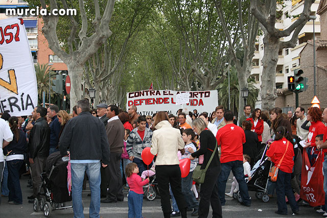Foto de archivo del <a href=http://www.murcia.com/fotos/2009/marcha-por-la-vida/>rezo del rosario “Por la vida”</a> que tuvo lugar recientemente por calles céntricas de la capital murciana / Murcia.com