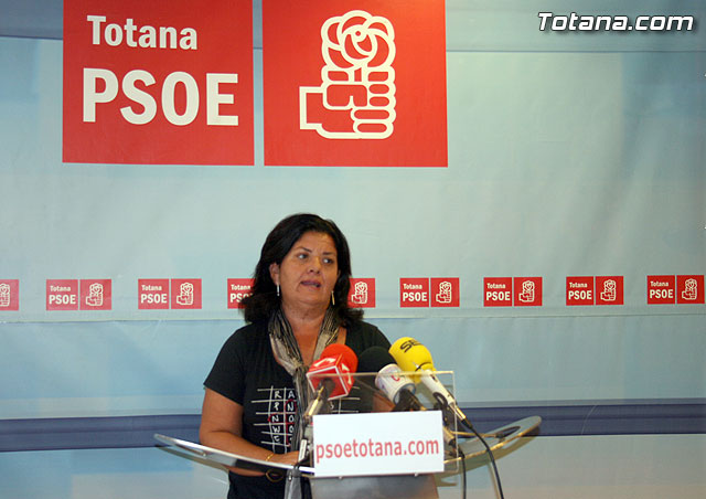 La concejal socialista Lola Cano en rueda de prensa / Totana.com
