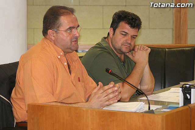 Los concejales del Grupo Municipal de IU + Los Verdes en Totana, Pedro Martínez y Juan José Cánovas, en una foto de archivo / Totana.com