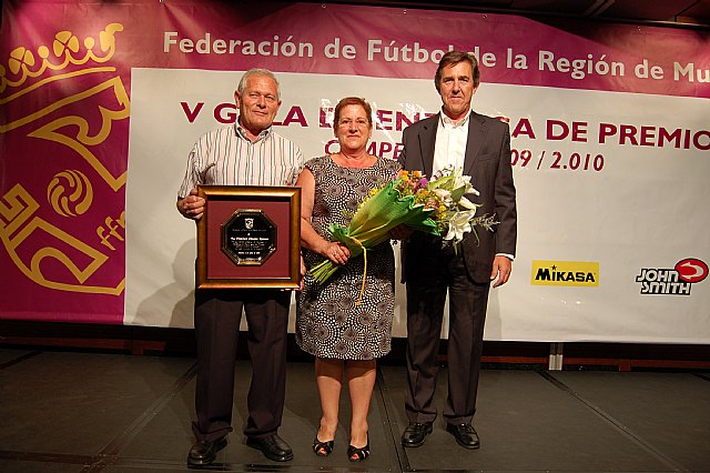 Entrega del premio por parte del Presidente de la Federación Murciana José Miguel Monje en la que aparece el premiado Fco. Cánovas junto a su esposa Paquita, que también recibió un detalle