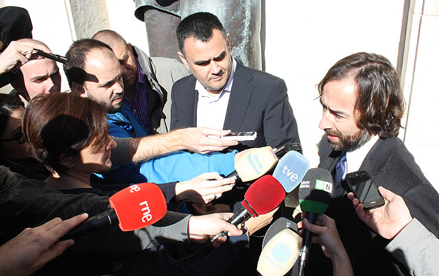 El ex-alcalde y su abogado atienden a los medios a la salida de la Audiencia