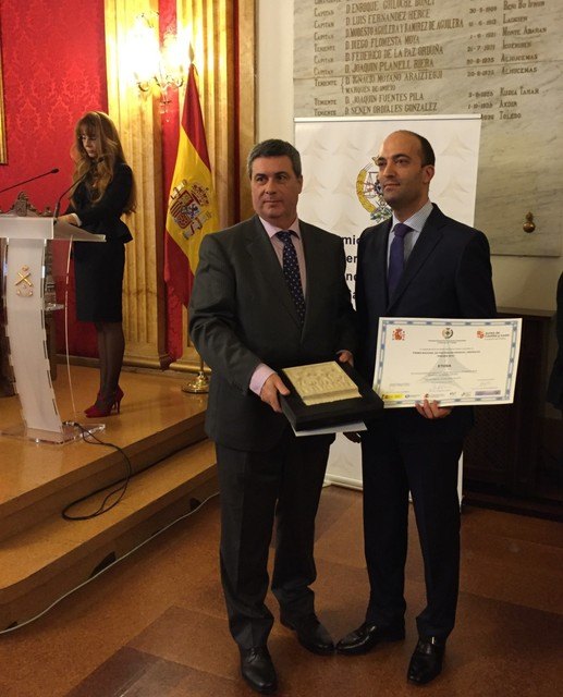 Javier Romero Huertas, Subdirector General de ETOSA recogiendo el premio de manos de Rafael Barberá, Director General de Ordenación de la Seguridad Social