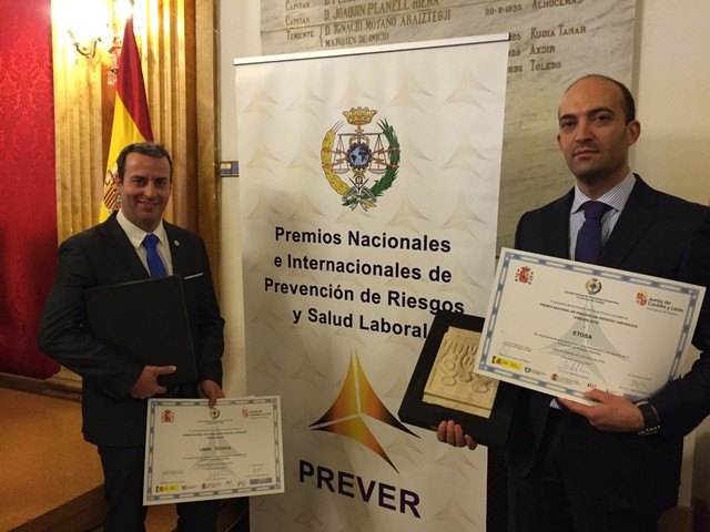 Javier Romero Huertas y Ramón Pérez Merlos (izquierda), Subdirector General y Director del Servicio de Prevención de ETOSA, mostrando sus premios PREVER.