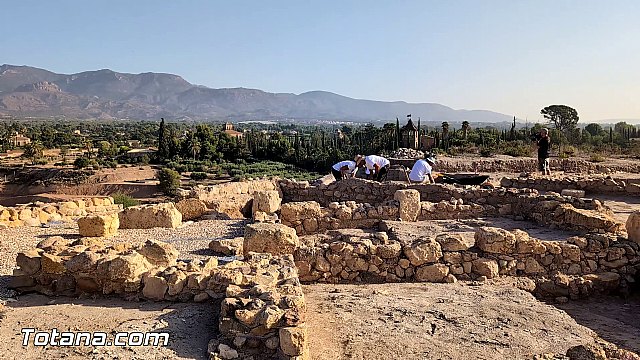 Una treintena de voluntarios participan en la XI edición del Campo de Trabajo Arqueológico en el yacimiento “Las Cabezuelas”