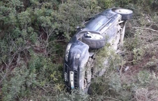 Tres heridos al volcar su vehículo en la carretera de subida a La Santa