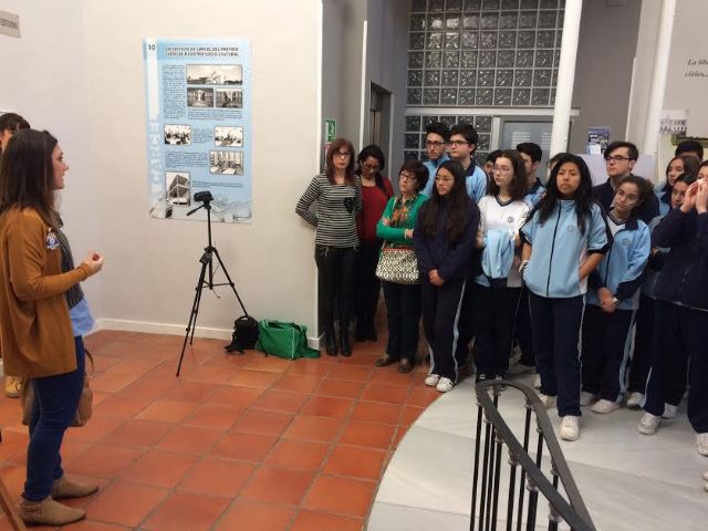 La directora general de Mujer visita la exposición fotográfica itinerante 'Cuida-T', cedida por la Comunidad Autónoma hasta el 7 de abril, con la que finaliza el programa de actos del Día Internacional de la Mujer