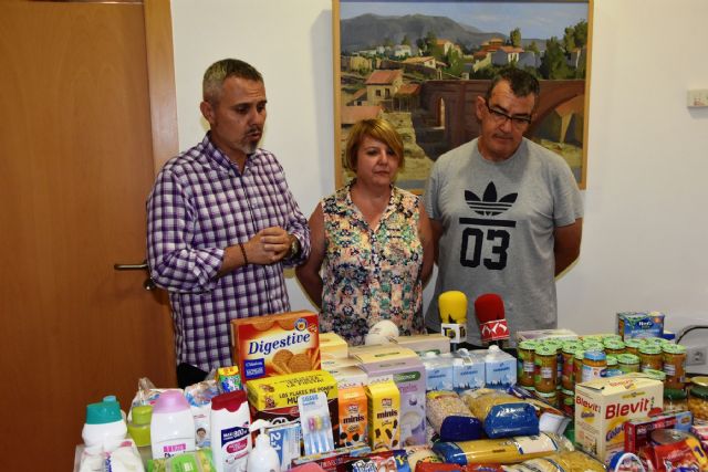 Empleados públicos hacen entrega a Cáritas de ambas parroquias de los alimentos y productos de aseo recogidos para la población infantil dentro de la campaña interna promovida por los propios trabajadores