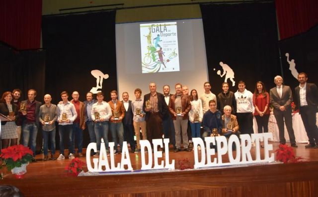 Se entregan los 13 galardones en la 'Gala del Deporte Totana´2106'