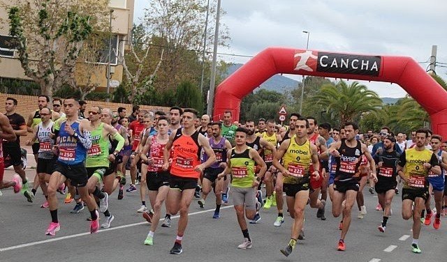 La Carrera Popular '5K Día de la Constitución' acoge el Campeonato Regional en Ruta por primera vez, con un récord de participación de 925 atletas de todas las edades