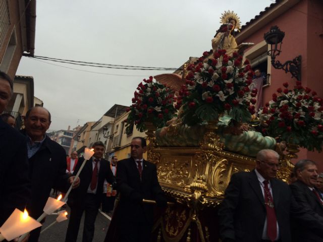 La imagen de Santa Eulalia es trasladada en procesión desde la ermita de San Roque a la parroquia de Santiago