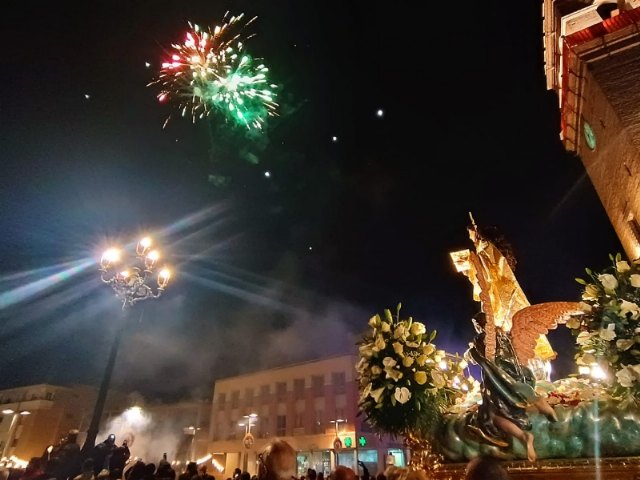 Trasladan la imagen de la Patrona Santa Eulalia de Mérida desde la ermita de San Roque hasta la parroquia de Santiago