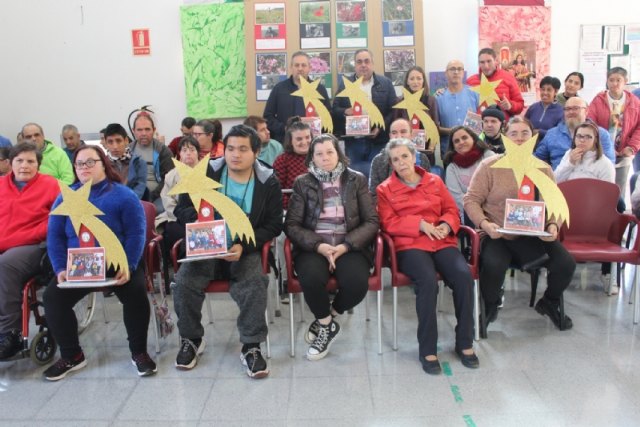 Usuarios de los Centros de Día para la Discapacidad entregan a la Asociación de Comerciantes los ornamentos navideños