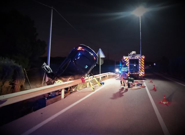 Rescatan a un joven de 18 años tras volcar su vehículo en la carretera Totana-Raiguero