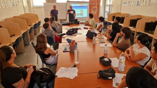 Alumnos del Programa Mixto de Empleo y Formación de 'Operaciones Auxiliares de Servicios Administrativos y Generales' continúan su formación conociendo recursos municipales