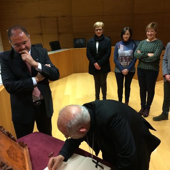 La Corporación municipal tributa un emotivo homenaje al arzobispo emérito de Burgos, Monseñor Francisco Gil Hellín, que ejerció el sacerdocio en Totana entre 1964 y 1969