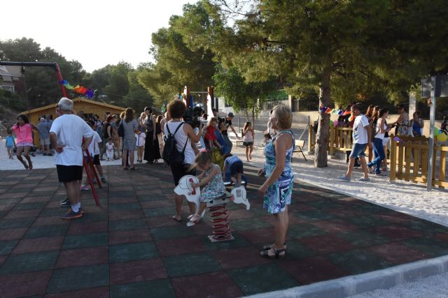 Se abre al público el área de juegos infantiles construida por la Concejalía de Obras e Infraestructuras en la urbanización 'La Charca', la primera de estas características en esta zona residencial