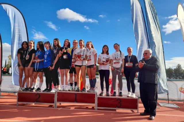 El equipo juvenil femenino del IES Juan de la Cierva se alza con el tercer cajón del pódium en la Final Regional de Campo a Través, celebrada en Lorca