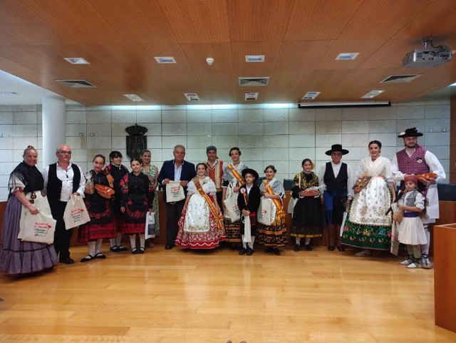 Recepción institucional a los grupos participantes en el XIII Festival Nacional de Folclore