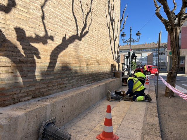 Restituyen los focos led de suelo de la fachada del templo de Santiago y colocan otros nuevos en uno de los laterales