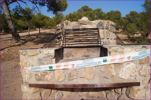 Sólo se permitirá realizar fuegos con leña a partir de este año en las barbacoas de obra habilitadas en 'El Grifo' y 'El Ángel'