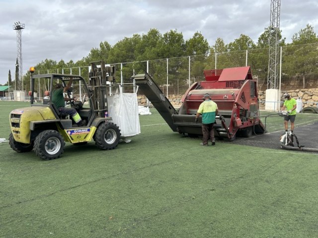 Comienzan las obras de sustitución del césped artificial en los dos campos de fútbol de la Ciudad Deportiva