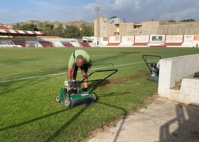 Los trabajos de resiembra y regeneración del césped natural de 'Juan Cayuela' empezarán a finales de la semana próxima