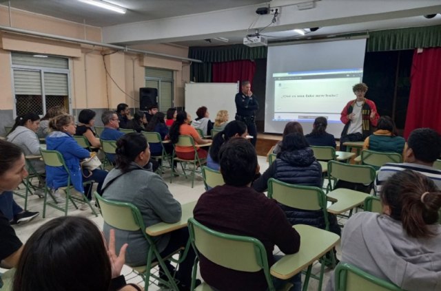 El agente tutor de la Policía Local imparte talleres sobre bulos, desinformación y fake news dirigidos a alumnos y padres de los IES