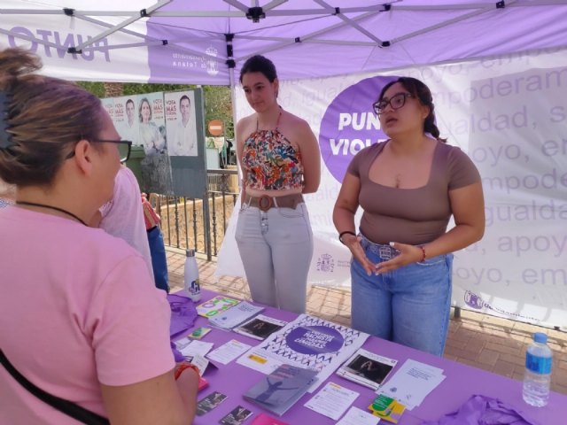 La Concejalía de Igualdad ha venido instalando un Punto Violeta de Información los días del mercadillo semanal