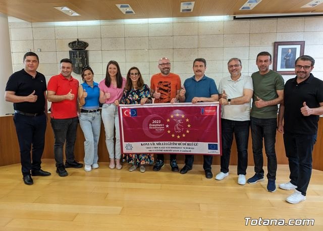 Realizan una recepción institucional a ocho profesores de Turquía que participan en una movilidad en el Colegio Reina Sofía dentro del programa Erasmus +